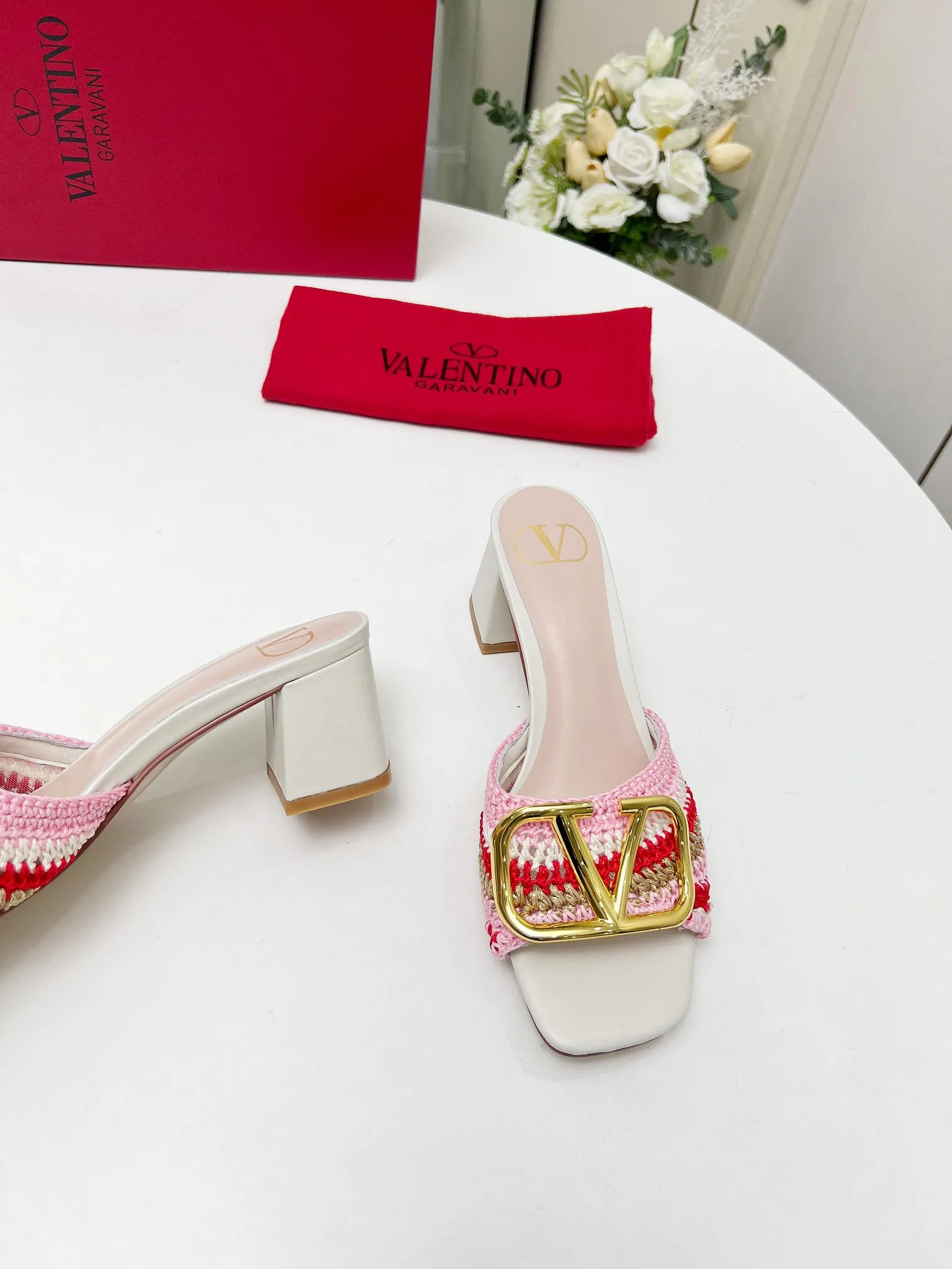 👟👟Ex-factory price 440👟👟 Genuine leather sole +30 🆕 Valentino👑👑 Latest series with perfect hand-woven details. A very eye-catching catwalk series launched [strong][strong] Code number: 35 to 43 (genuine leather sole +30)